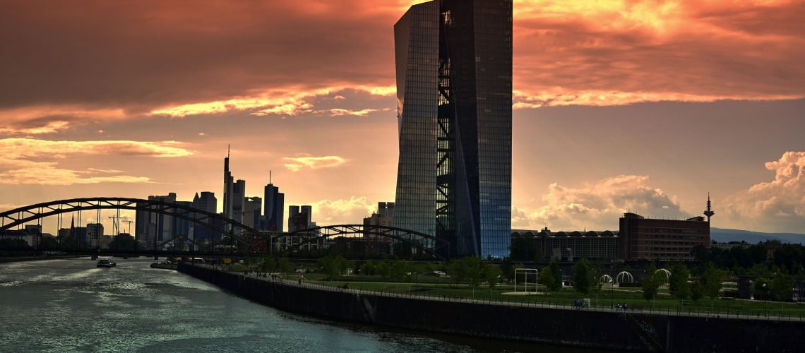 Analyse géopolitique politique droit institution économie entreprise monnaie